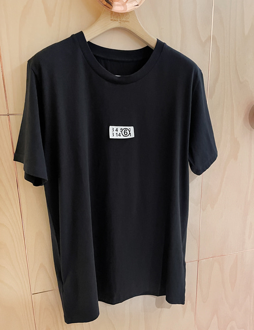 메종 마르지엘라 MM6 라벨 로고 티셔츠(블랙)