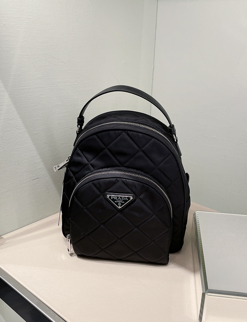입고지연/프라다 나일론 트라이앵글 로고 퀼티드 백팩 1BZ066 블랙